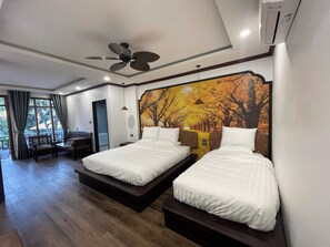 Desk, laptop workspace - Dream 1985 Hotel (Luang Prabang)