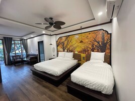 Quarto duplo família, vista para a piscina | Escrivaninha, espaço de trabalho para notebook