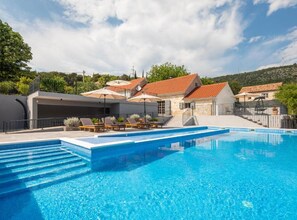 Casa (Villa Casa Di Pietra) | Alberca al aire libre | Alberca al aire libre, sombrillas en la alberca y camastros