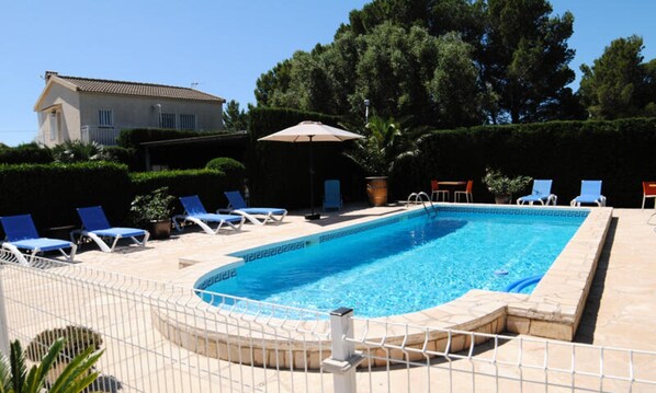 Een binnenzwembad en een buitenzwembad