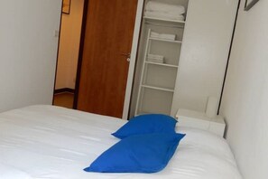2 bedrooms, desk, iron/ironing board, travel crib