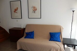 2 Schlafzimmer, Schreibtisch, Bügeleisen/Bügelbrett, Reisekinderbett