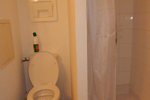 Dusj, hårføner, håndklær og såpe