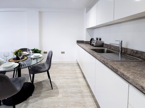 Dining - Salford - 2 Bed Apartment - Sleeps 4 - Wifi (Salford)