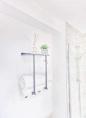 อพาร์ทเมนท์ | ห้องน้ำ | ฝักบัวในอ่างอาบน้ำ, อ่างอาบน้ำแบบแช่ตัว, ผ้าเช็ดตัว, กระดาษชำระ