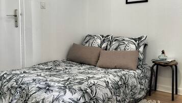 1 slaapkamer, een bureau, een strijkplank/strijkijzer, gratis wifi