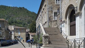 Un edificio de piedra con una escalera que conduce a un nivel superior.