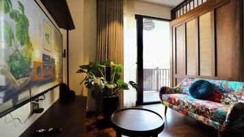 Luxe appartement, uitzicht op meer | Woonruimte | Een 32-inch flatscreentelevisie met digitale zenders