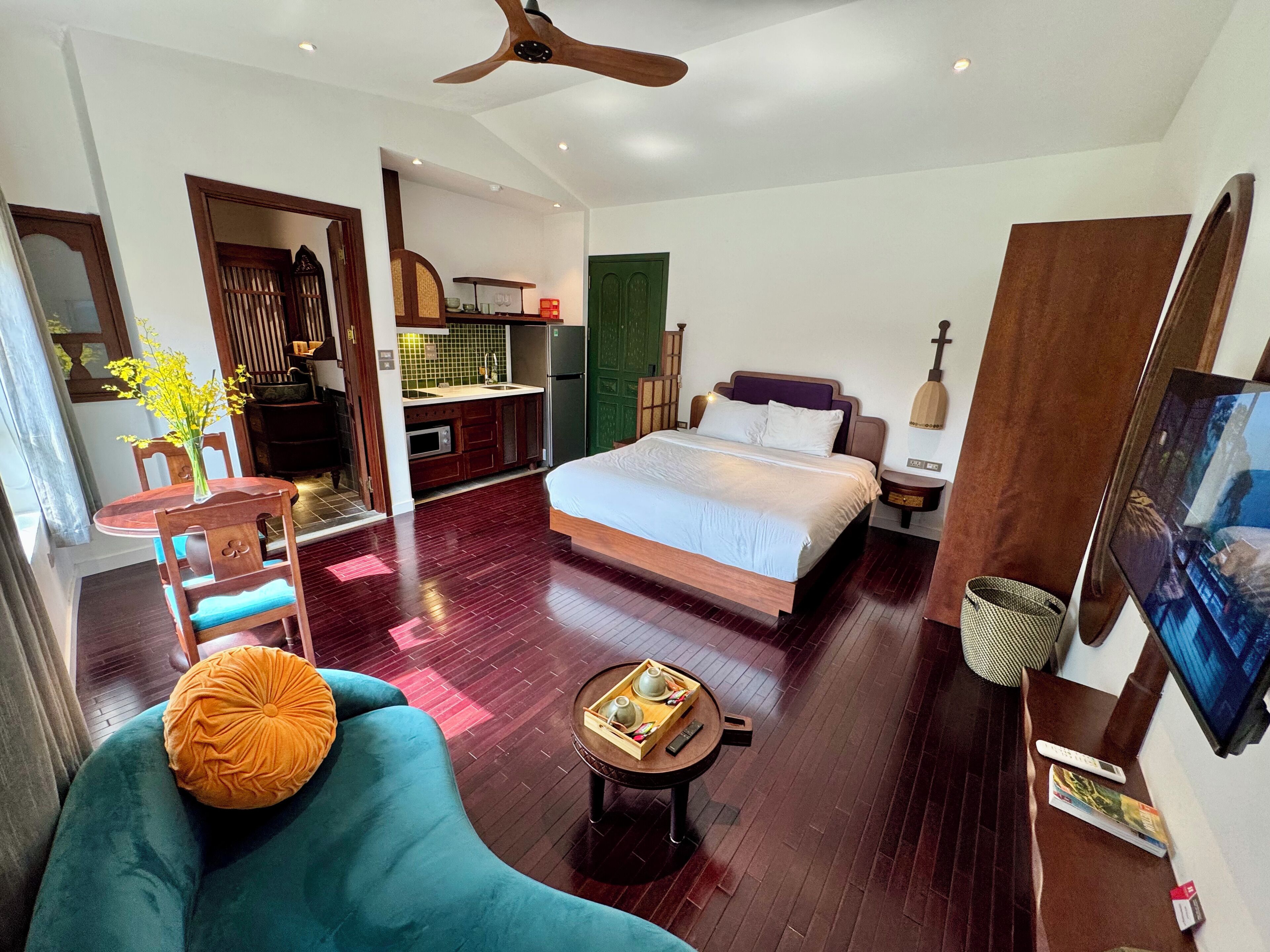 Studio – junior, byutsikt | Safe på rommet, skrivebord og skrivebord for bærbar PC