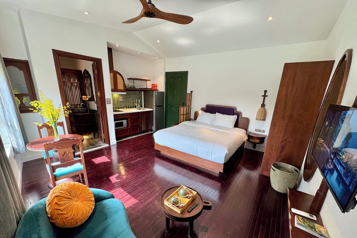 Escritorio, wifi gratis y ropa de cama