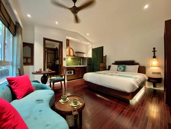 Escritorio, wifi gratis y ropa de cama