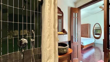 Studio – junior, byutsikt | Bad | Dusj, regndusjhode, hårføner og håndklær