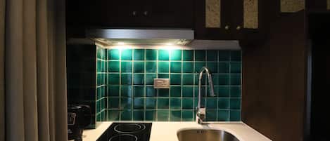 Mini-fridge, microwave, oven, stovetop