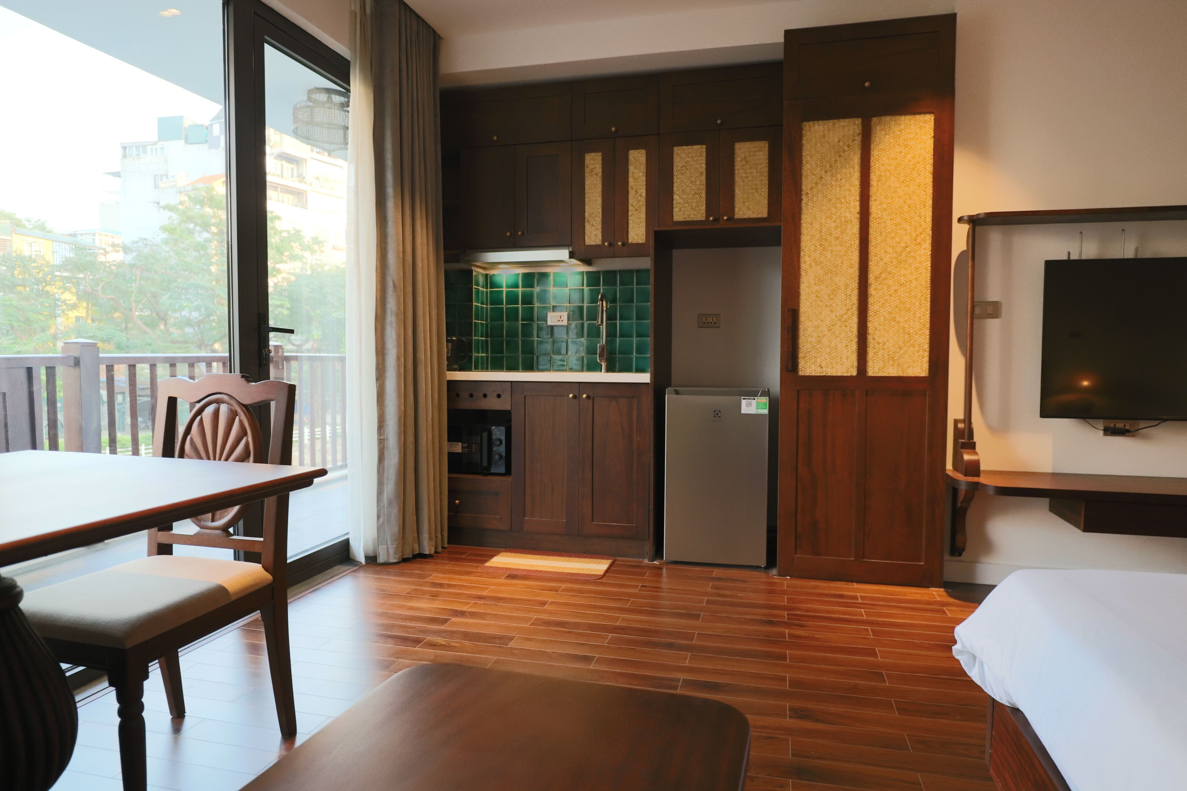 Luxury Apartment, Lake View | Private kitchen | Mini-fridge, microwave, stovetop, electric kettle