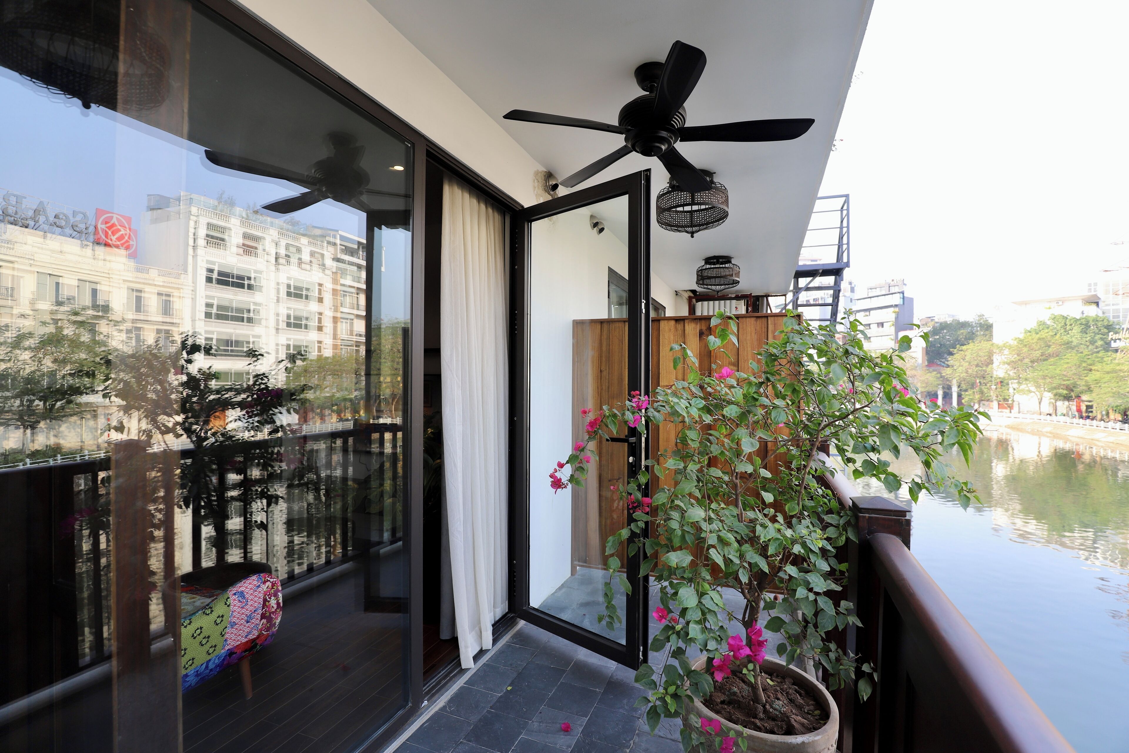 Departamento de lujo, vista al lago | Balcón