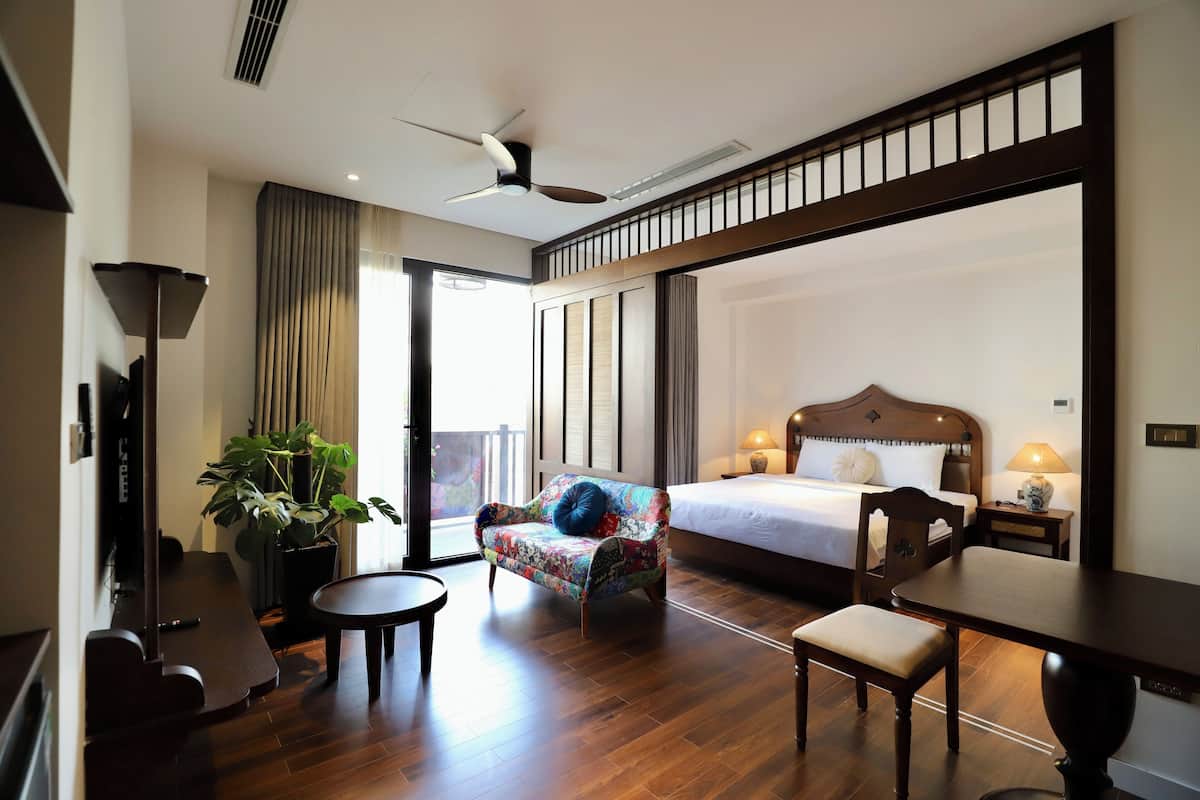 Escritorio, wifi gratis y ropa de cama