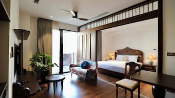 Luksusleilighet, utsikt mot innsjø | Safe på rommet, skrivebord, blendingsgardiner og strykejern/-brett