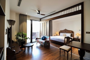 Escritorio, wifi gratis y ropa de cama