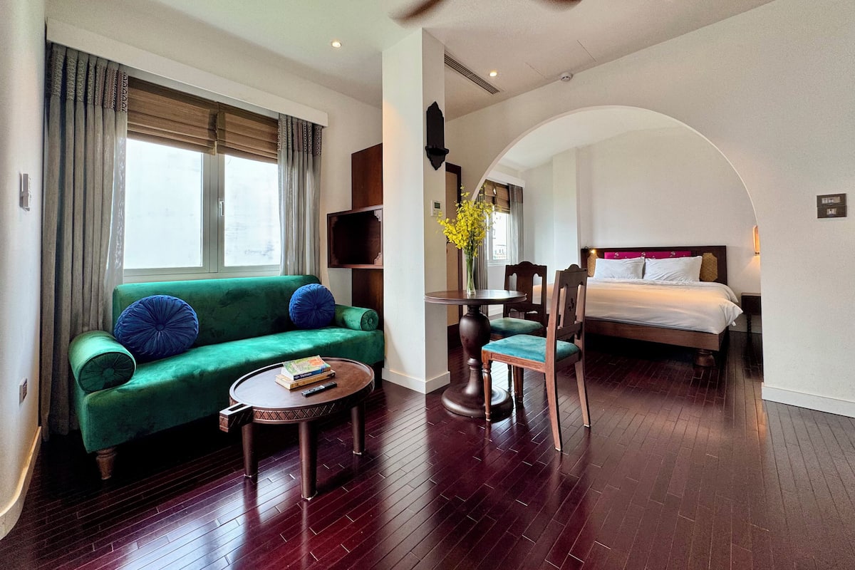 Escritorio, wifi gratis y ropa de cama