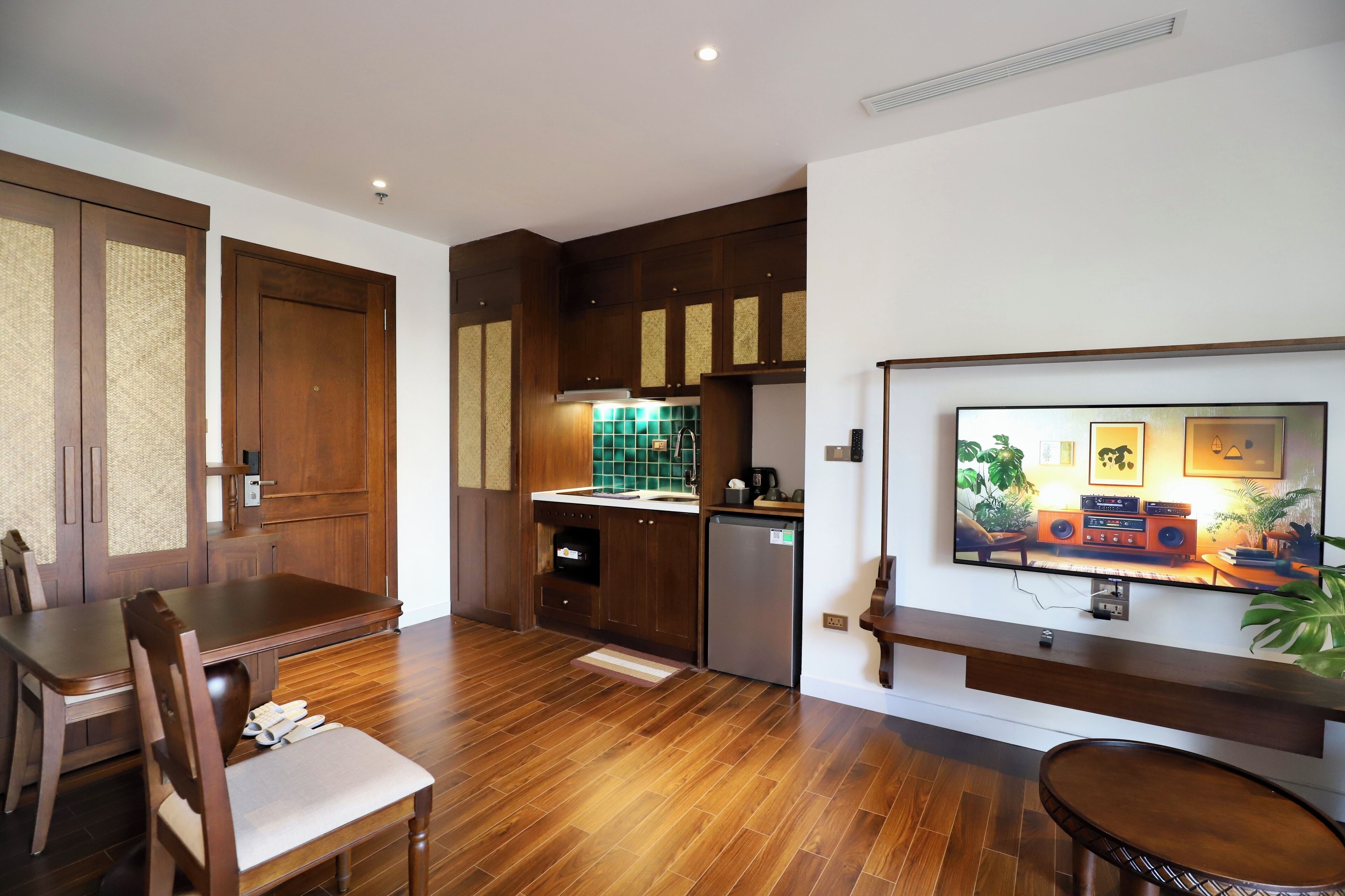 奢华公寓, 湖景 | 起居区 | 32-英寸纯平电视（配备数码频道）