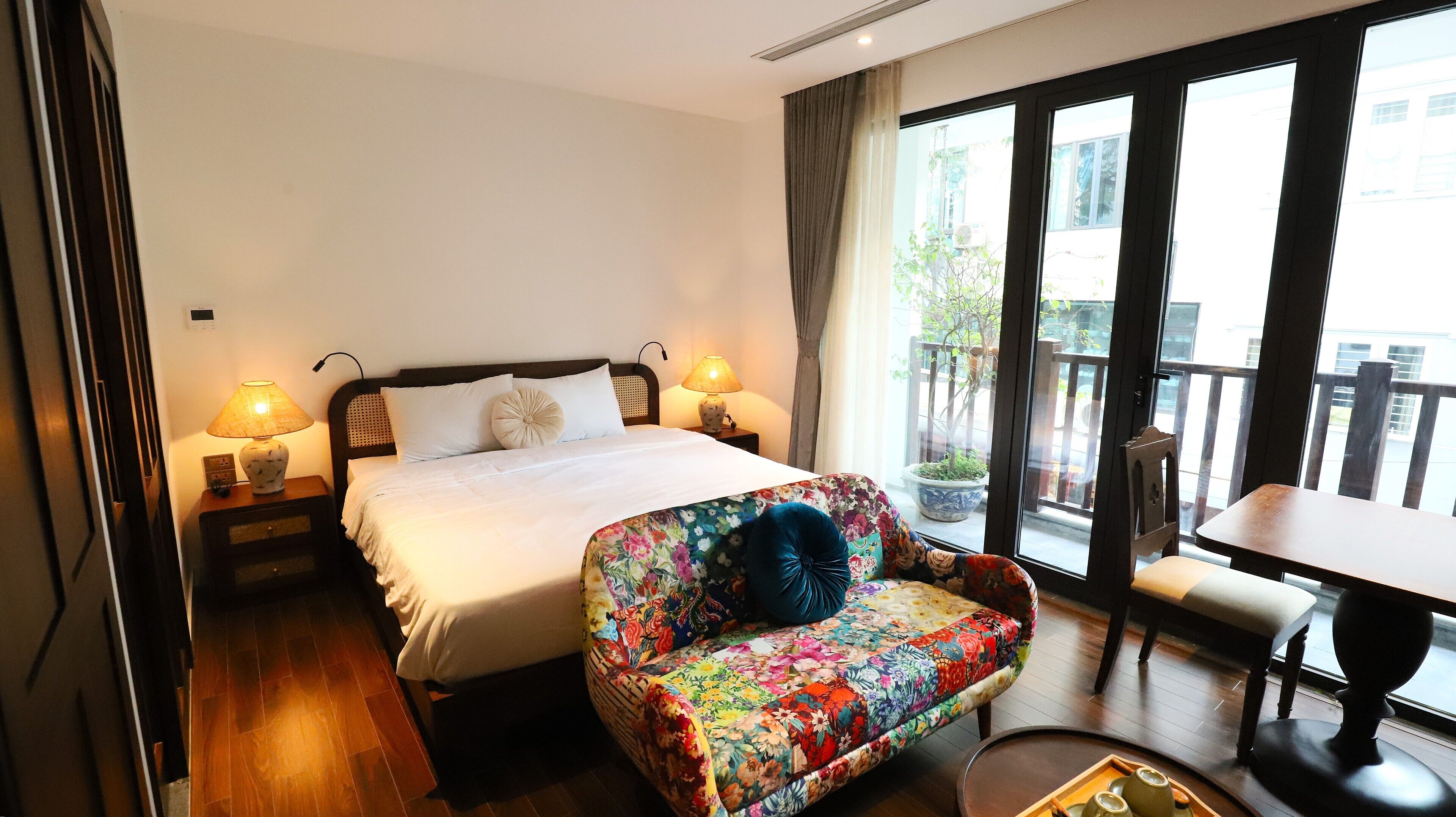 Studio – premium, byutsikt | Safe på rommet, skrivebord og skrivebord for bærbar PC