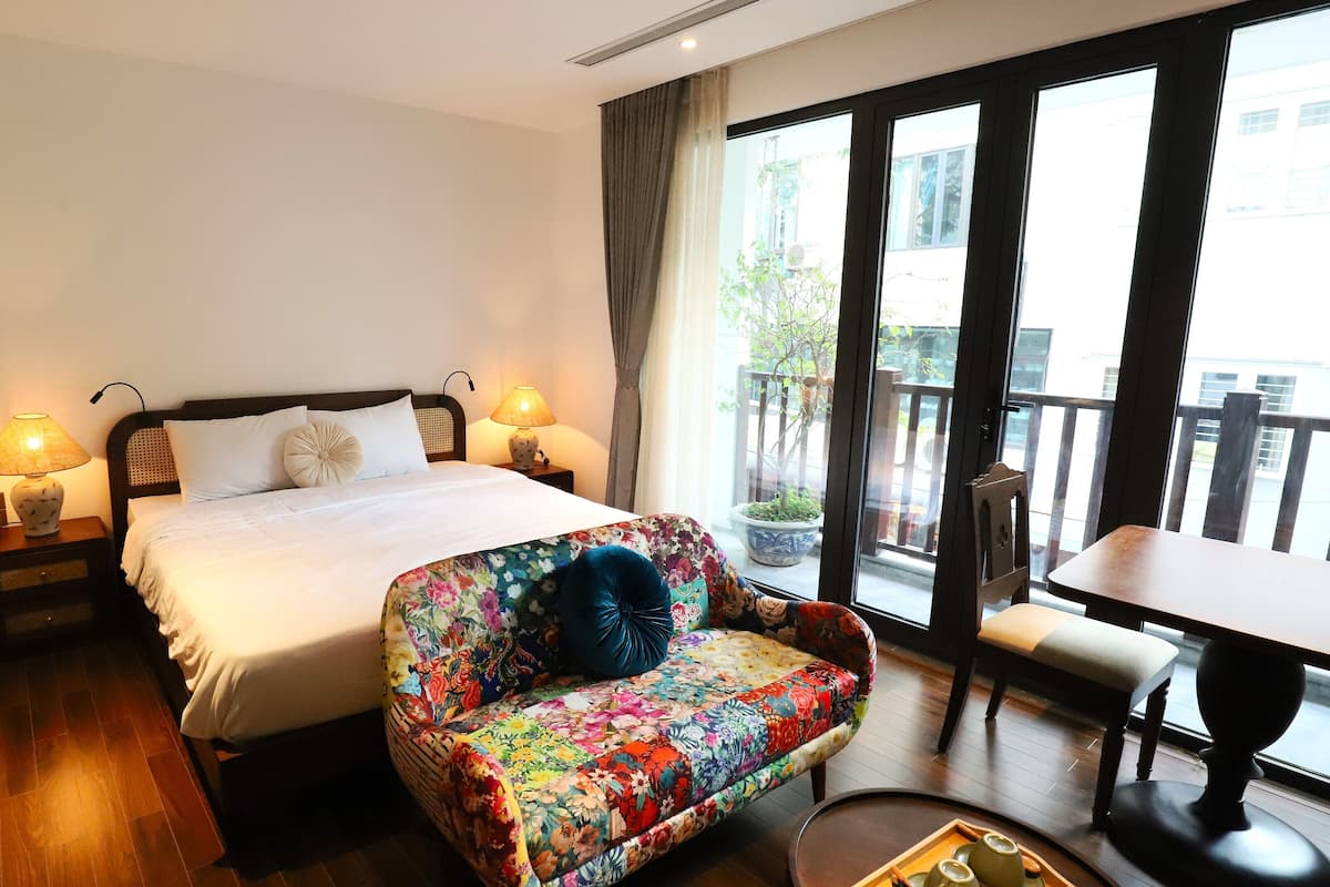 Escritorio, wifi gratis y ropa de cama