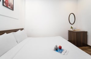 Escritorio, wifi gratis y ropa de cama