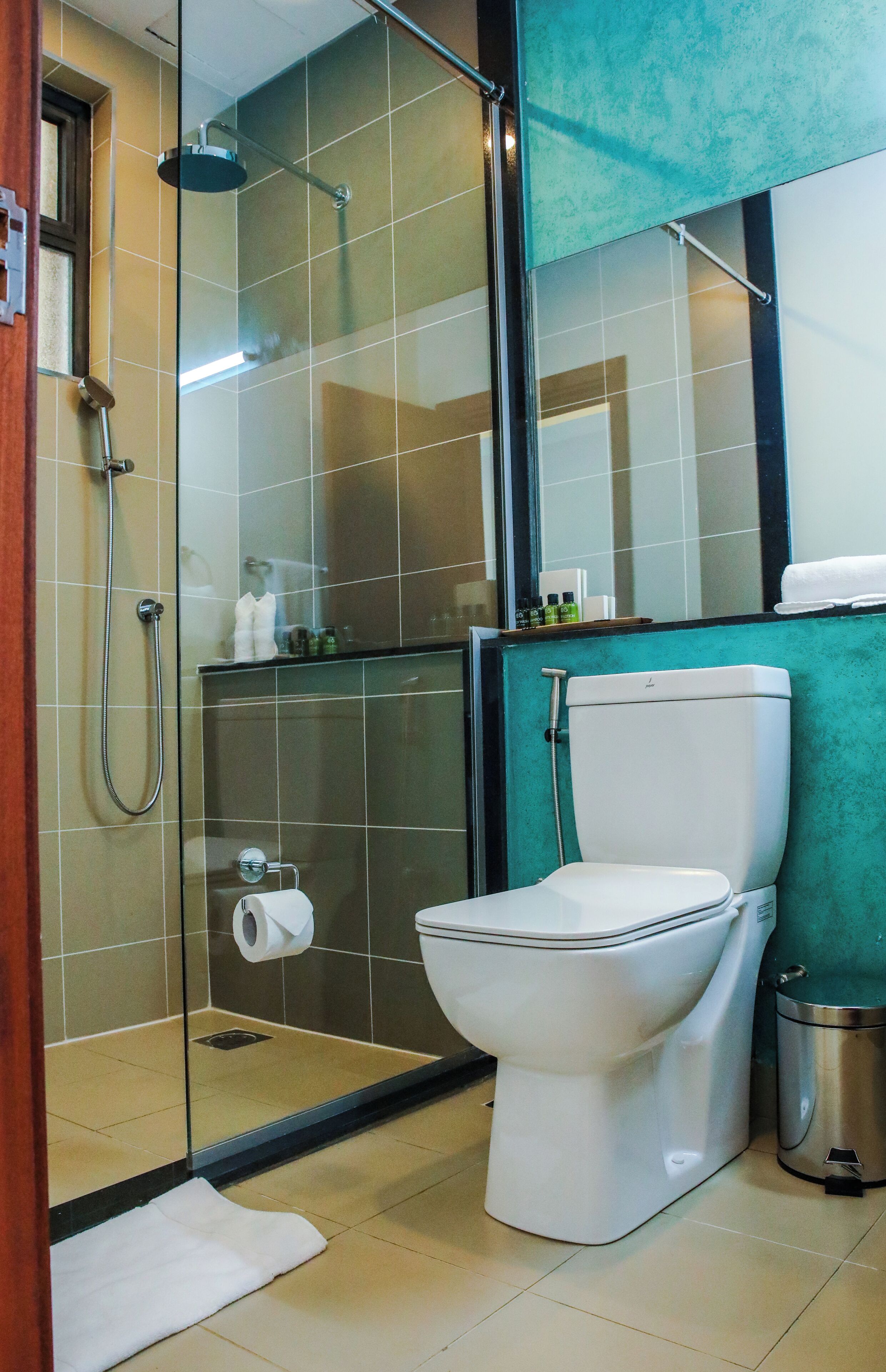 Habitación Business doble | Baño | Ducha, secador de pelo, albornoces y zapatillas