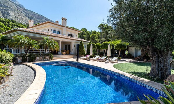 Piscina interna, piscina externa