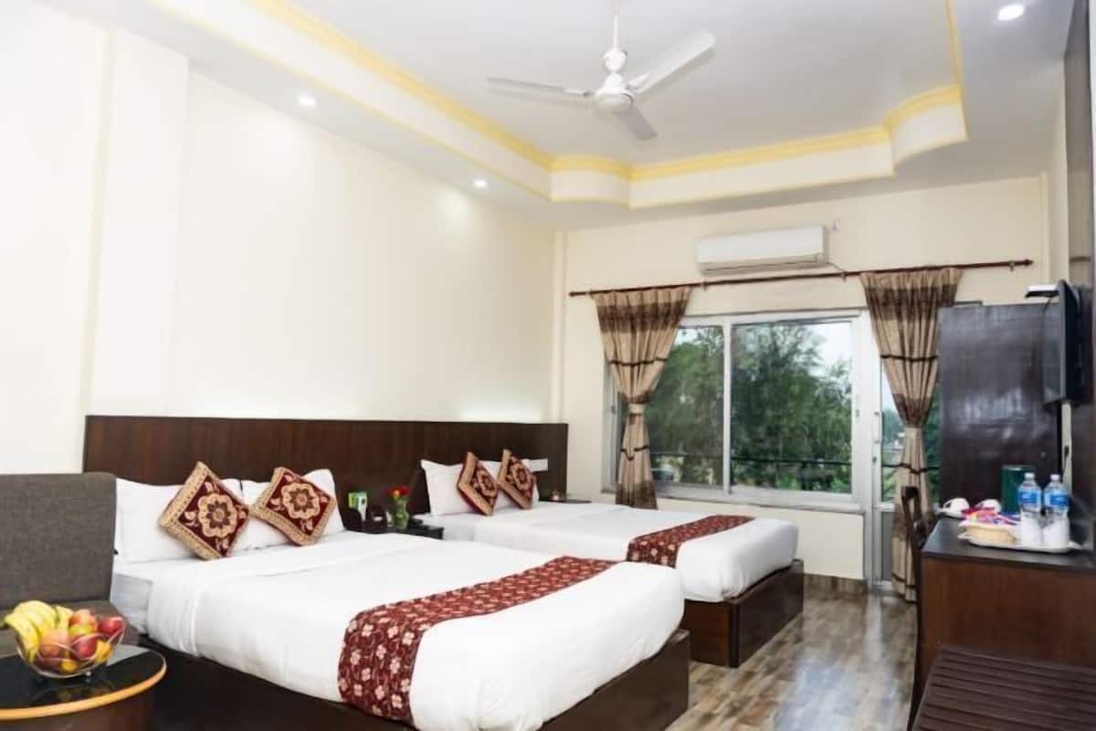Hypo-allergenic bedding available, WiFi (free), bed sheets