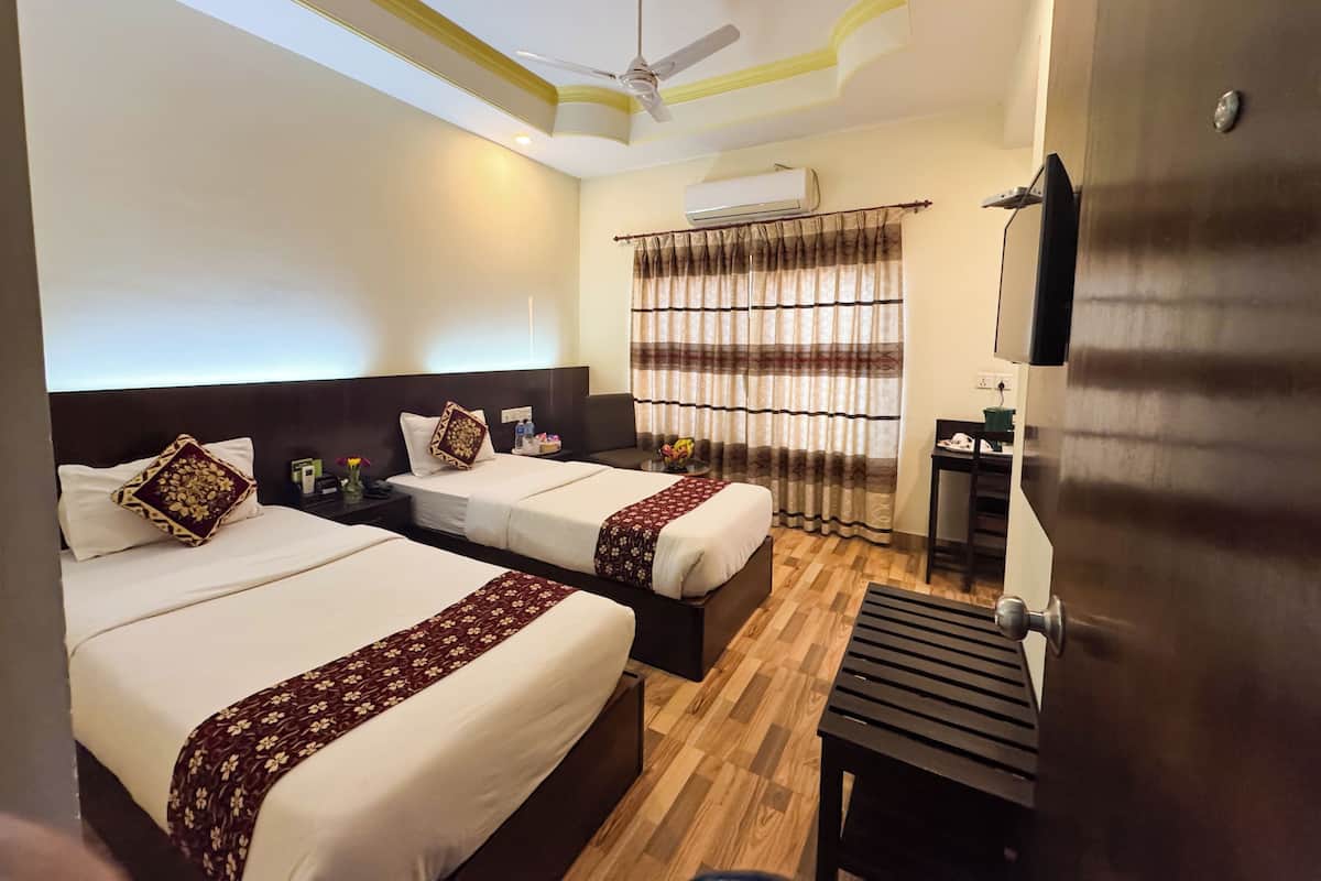 Deluxe Room | Hypo-allergenic bedding, free WiFi, bed sheets
