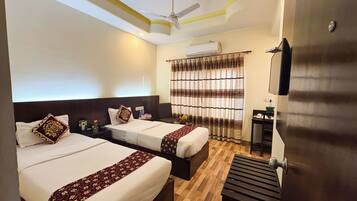 Hypo-allergenic bedding, free WiFi, bed sheets