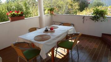 Căn hộ (Studio Apartment (Kata 2)) | Ban công