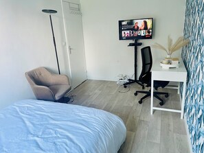 1 bedroom, desk, free WiFi, bed sheets - Cosy, comfortable room close to Charles de Gaulle airport ✨ (Aulnay-sous-Bois)