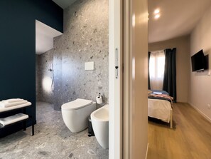 Een douche, een haardroger, een bidet, handdoeken