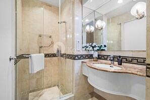 Apartamento, 3 habitaciones, vistas a la ciudad | Baño | Toallas