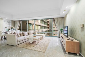 Appartement, 3 slaapkamers, uitzicht op stad | Woonruimte | Een flatscreentelevisie