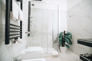 Doppia Matrimoniale | Salle de bain | Douche, douche cascade, séchoir à cheveux, pantoufles
