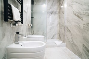 Doppia Matrimoniale con sauna | Bathroom | Shower, rainfall showerhead, hair dryer, slippers - Escape Suite Guest House (Rome)