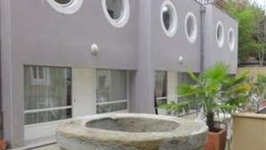 Un edificio moderno con finestre circolari e una struttura centrale in cemento.