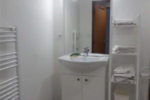 Chuveiro, secador de cabelo, toalhas de banho, sabonete