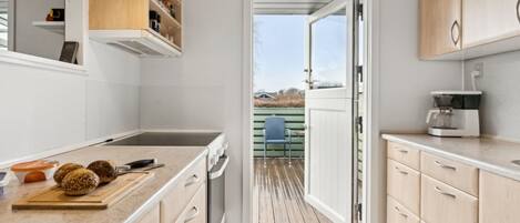 Kjøleskap, mikrobølgeovn, oppvaskmaskin og kjøkkenutstyr