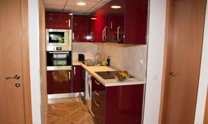 Kühlschrank, Mikrowelle, Ofen, Wasserkocher mit Kaffee-/Teezubehör