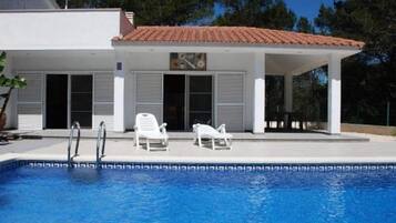 Una piscina cubierta, una piscina al aire libre