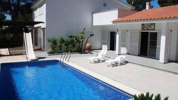 Una piscina cubierta, una piscina al aire libre