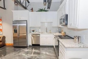 Fridge, microwave, oven, stovetop - The Secret Cenote Hotel - Suite C (Jacksonville)