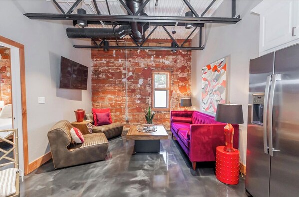 TV - The Secret Cenote Hotel - Suite C (Jacksonville)