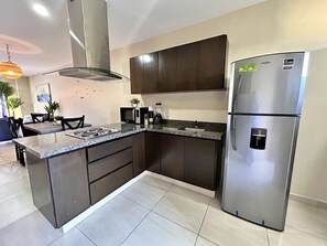 Réfrigérateur, micro-ondes, plaque de cuisson, cafetiÚre/bouilloire