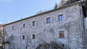Ein Gebäude aus Stein mit vielen Fenstern und einer Treppe, die zu einer Tür führt.