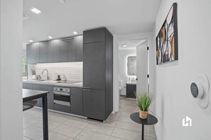 冷蔵庫、電子レンジ、オーブン、コンロ